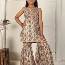 Cutiekins Girls Geometric Printed Sleeveless Gotta Patti Kurta with Sharara & Dupatta image 4