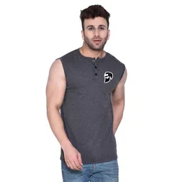 BEYOU FASHION Men Solid Henley Neck Slim Fit T-shirt image 3