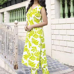 MITTOO Women Ethnic Motifs Printed Regular Kurta with Trousers image 3