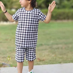 YK Boys Printed Round Neck T-shirt With Shorts image 4