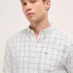 THE BEAR HOUSE Men Slim Fit Checked Button-Down Collar Casual Shirt image 5