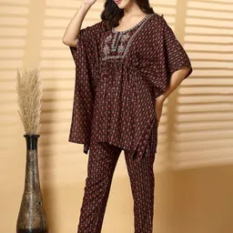 House Of Zelena Floral Printed Kaftan Thread Work Maternity Kurta with Trousers image 4