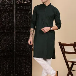 House of Pataudi Men Solid Textured Cotton Straight Kurta image 3