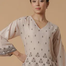 HOUSE OF KARI Printed Cotton V-Neck Tunic With Trousers Co-Ords image 3