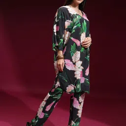 Vishudh Printed V Neck Tunic & Trousers Co-Ords image 3