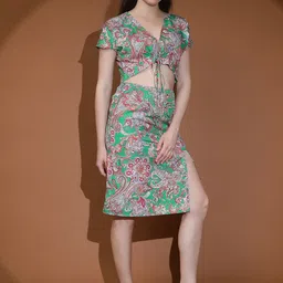 Stylecast X Kotty Green Floral Printed V-Neck Crop Top With Skirts image 2