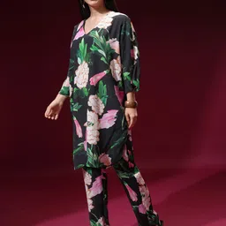 Vishudh Printed V Neck Tunic & Trousers Co-Ords image 4