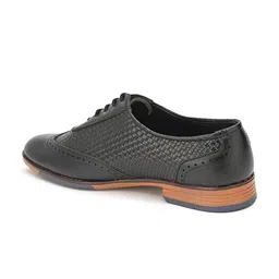 INVICTUS Men Black Textured Formal Oxfords image 2