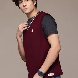 roadster Men Solid V Neck Maroon Sweater image 4