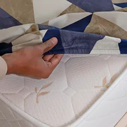 HOMEMONDE Blue & Beige Geometric Cotton Fitted 210 TC Single Bedsheet With 2 Pillow Covers image 3