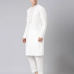 theethnic.co Men Embroidered Long Kurta image 2