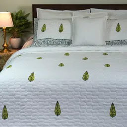 The Jaipur Wala Green & White 3 Pieces Printed Cotton Double Superking Bed Covers image 2