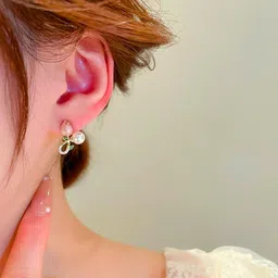 COOLWOOL Gold-Plated Stones Studded And Pearls Floral Shaped Studded Studs image 5