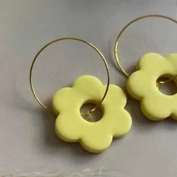 VMA PLAY FASHION Floral Shaped Hoop Earrings image 3