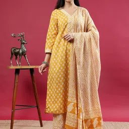 Polyglot Floral Printed V-Neck Sequinned Straight Kurta With Trousers And Dupatta-picture-26