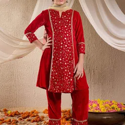 pspeaches Girls Floral Embroidered Sequinned Velvet Kurta with Trousers & Dupatta-image-10