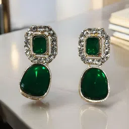 Women Click Gold-Plated Stone-Studded Jewellery Set image 3