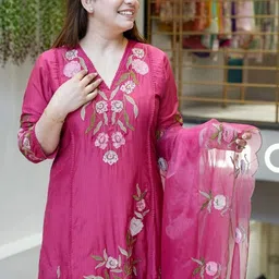 CANIZZARO Floral Embroidered Thread Work Kurta With Trousers & With Dupatta image 3