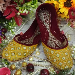 Fulkari Women Embellished Ethnic Mojaris Flats-picture-34