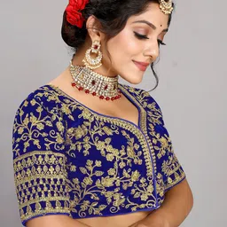 SCUBE DESIGNS Ethnic Motifs Embroidered Sweetheart Neck Tie-Up Velvet Saree Blouse image 2