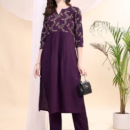 Granthva Fab Women Ethnic Motifs Floral Kurta with Trousers image 2