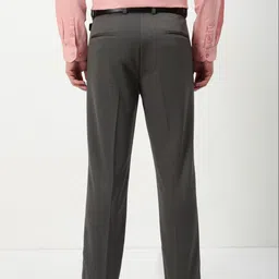 SHOWOFFFF Men Comfort Low-Rise Pleated Trousers image 5