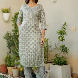 PRETTY PALLU Women Floral Printed Regular Kurta with Trousers & With Dupatta image 2