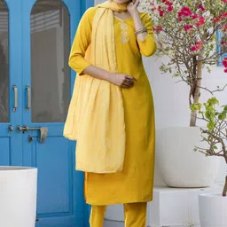 Navlik Women Floral Embroidered Kurta with Trousers & Dupatta image 4