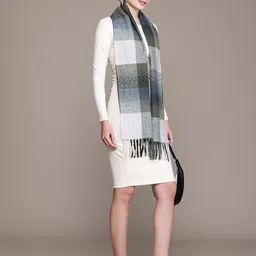 Cayman Checked Tasselled Woolen Stole image 3