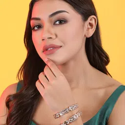 AURAA TRENDS Set Of 2 Gold-Plated Kundan & Polki Studded Bangles image 4