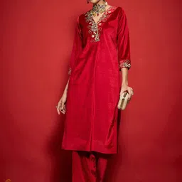 Shae by SASSAFRAS Women Embroidered Grandeur & Majestic Artwork Velvet Kurta-picture-0