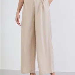 Styli Women High-Rise Wide leg Easy Wash Pleated Regular Trousers image 3