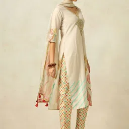 HRITIKA Women Floral Printed Regular Kurta with Trousers & With Dupatta image 2