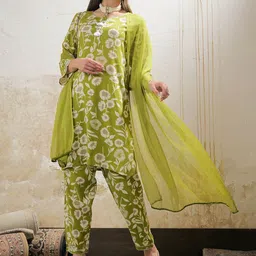 Shae by SASSAFRAS Women Floral Printed Kurta with Trouser & Dupatta image 4