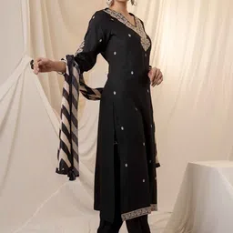 DIVASTRI Floral Embroidered V-Neck Straight Kurta With Trousers And Dupatta image 3