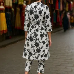 JANOI Women Floral Printed Regular Kurta with Trousers image 3
