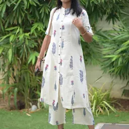 DIVASTRI Floral Printed High Slit Mandarin Collar A-Line Kurta With Trousers-picture-10