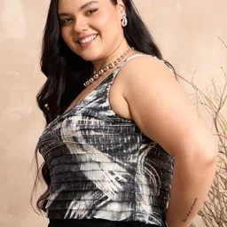 Berrylush Curve Black & White Tie and Dye Printed Slim Fit T-shirt image 5