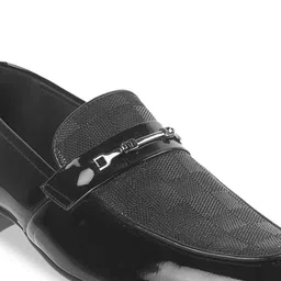 Metro Men Textured Leather Formal Loafers Shoes image 5