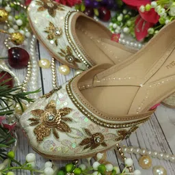 Fulkari Women Embellished Ethnic Mojaris Flats-picture-36