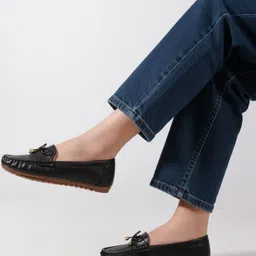 CHINRAAG Women Mojaris with Bows Flats image 4