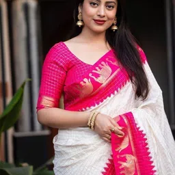 demure clothing co Demure Clothing Co. Woven Design Zari Banarasi Saree With An Unstitched Blouse Piece image 3