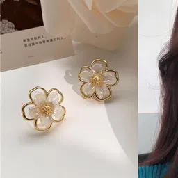 I Style Right White Floral Studs Earrings image 2