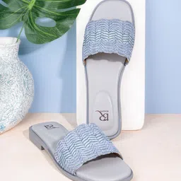 13 Reasons Women One Toe Flats-picture-16