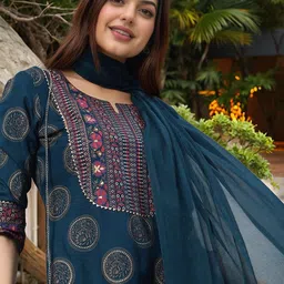 Aaghnya Women Viscose Rayon Printed Kurta Sets image 3