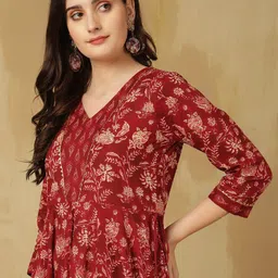 GLAM ROOTS Floral Printed Gotta Patti V-Neck Cotton Tiered Anarkali Kurta image 2