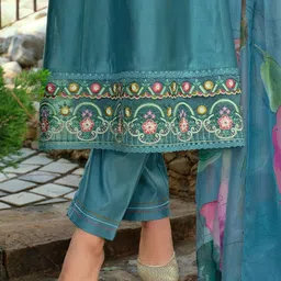 Indo Era Women Floral Embroidered Regular Thread Work Liva Kurta with Trousers & With Dupatta image 5