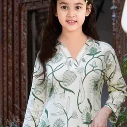 Vetrokart Girls Floral Printed Regular Kurta with Trousers image 2
