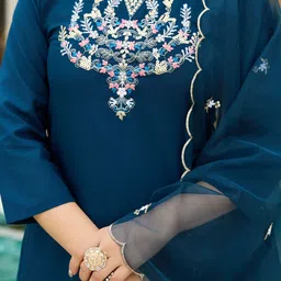 CANIZZARO Women Ethnic Motifs Embroidered Regular Thread Work Kurta with Trousers & With Dupatta image 2