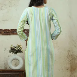 AUZAAI COLLECTION Selection Of 2 Floral Embroidered Thread Work Pure Cotton Kurtas image 3